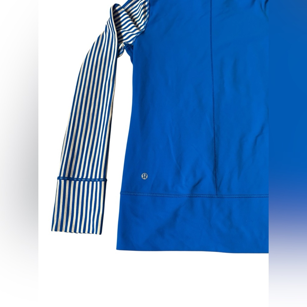 Lululemon Daily Yoga Jacket
Beaming Blue / Classic Stripe Polar, size 4 - Picture 13 of 15